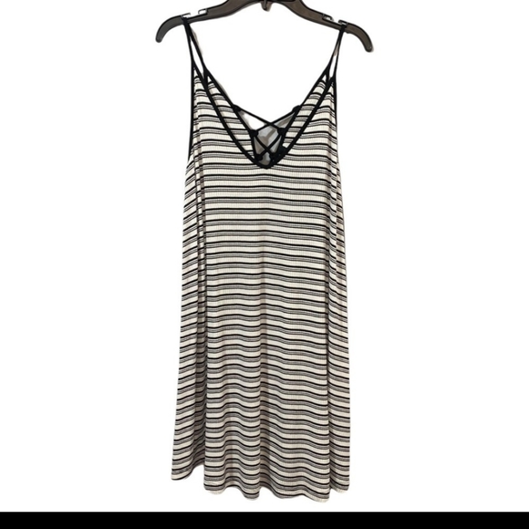 Forever 21 spaghetti V neck top with hot back tie string and stripes all over - Picture 16 of 16